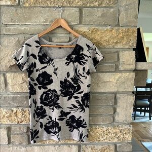 Premise Studio Gray and Black Floral Fitted Short Sleeve Sweater Size XL